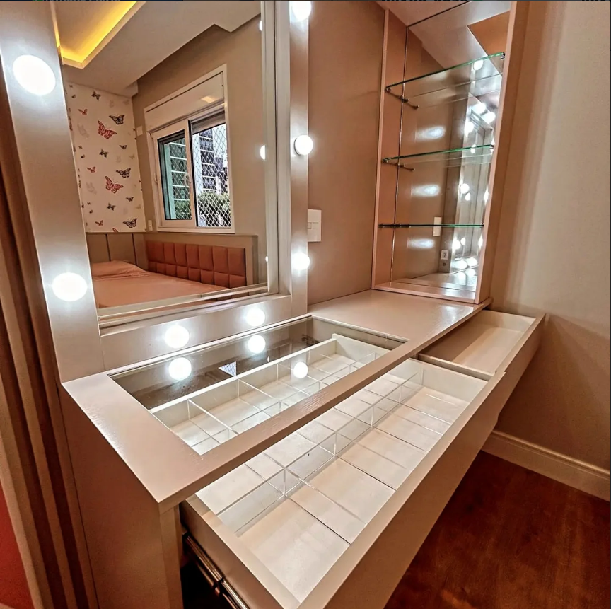 Penteadeira com espelho iluminado montada pela Reinar