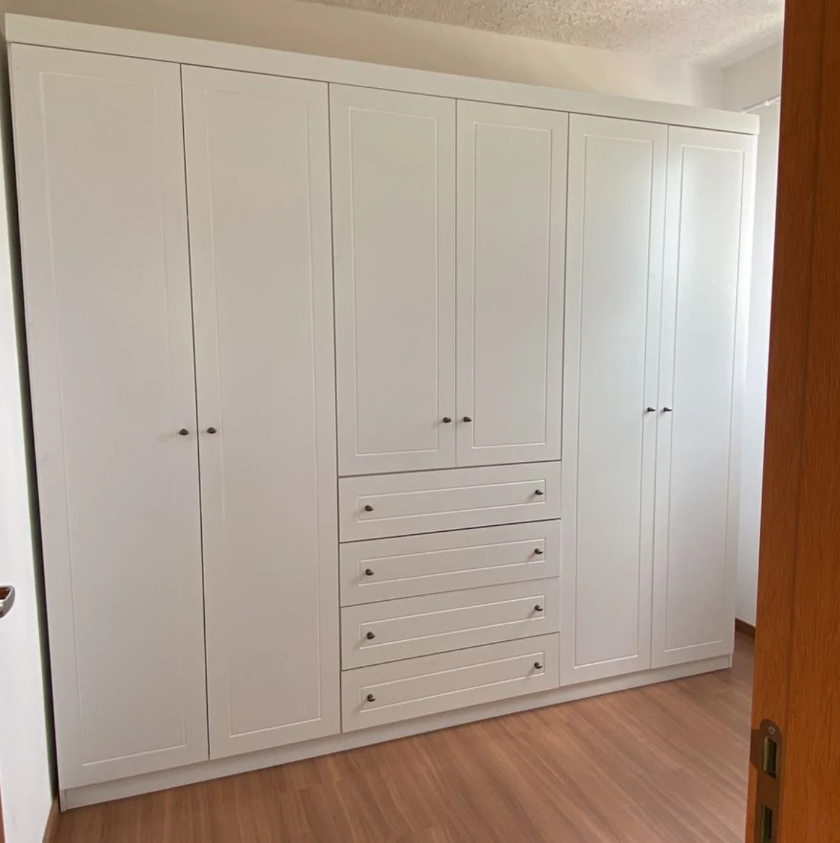 Guarda-roupa branco planejado montado pela Reinar