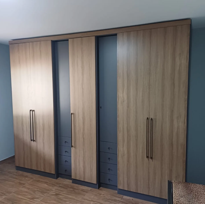 Guarda-roupa em madeira com estrutura grafite montado pela Reinar